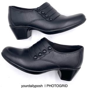 Clarks black leather button ankle booties shooties US women’s size 6.5M